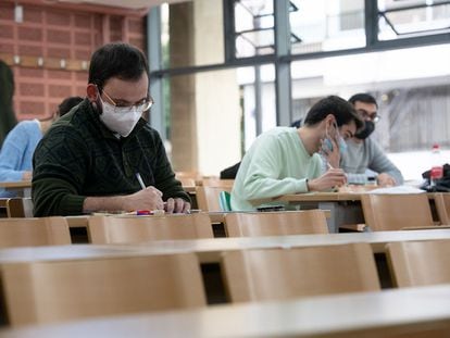 EL PAIS_26/01/2021. (FOTOGRAFÍA: KIKE TABERNER) Estudiantes universitarios de Valencia haciendo examenes
