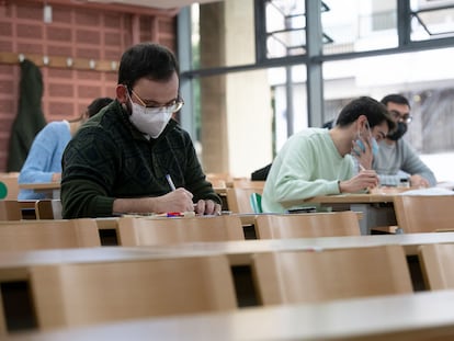 EL PAIS_26/01/2021. (FOTOGRAFÍA: KIKE TABERNER) Estudiantes universitarios de Valencia haciendo examenes