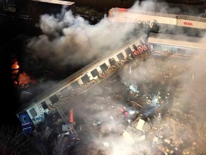 El tren de pasajeros que chocó con un tren de mercancías en Tempe, Grecia, en la madrugada del 1 de marzo.