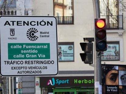 Una señal informa sobre el área de tráfico restringido Madrid Central.