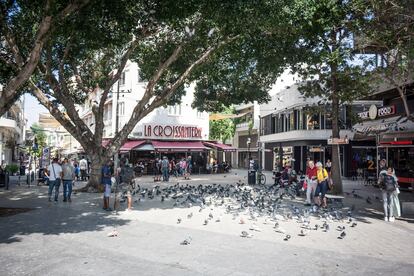 Plaza desde la que arranca la calle Ledra, arteria principal del centro histórico de Nicosia. Cientos de solicitantes de asilo que viven en la parte sur de Chipre se reúnen aquí cada día.