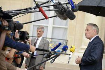 El primer ministro francés Jean-Marc Ayrault (D) atiende a los medios en el Palacio del Eliseo tras la celebración de la reunión semanal, en París, Francia. EFE/Archivo