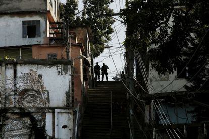 Dos agentes de la policía pacificadora en la favela Morro da Providencia