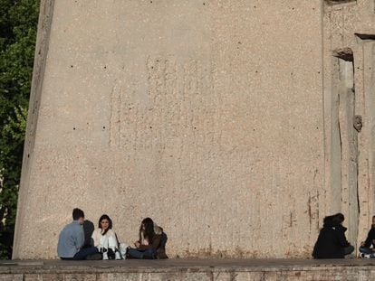 Jóvenes en la plaza de Colón de Madrid.