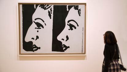 Una mujer observa la obra de Andy Warhol 'Before and After' ('Antes y después', 1961), en la que se refleja el efecto de la rinoplastia en una mujer.