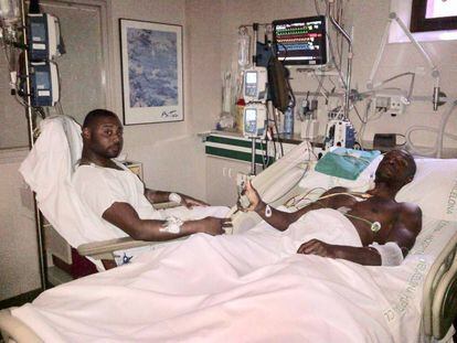 Gerard, cosí d'Abidal, i l'exfutbolista, a l'hospital el 2012 en una imatge publicada pel mateix jugador.