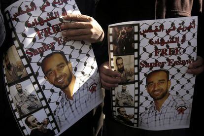 Carteles con la faz de Samer Issawi en una concentración en la ciudad palestina de Nablus, en Cisjordania.