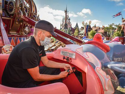 Un trabajador arregla una atracción en el parque de Disneyland París, el pasado jueves.