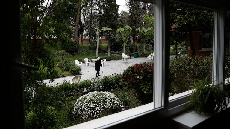 Una anciana pasea por el jardín de una residencia de Madrid.