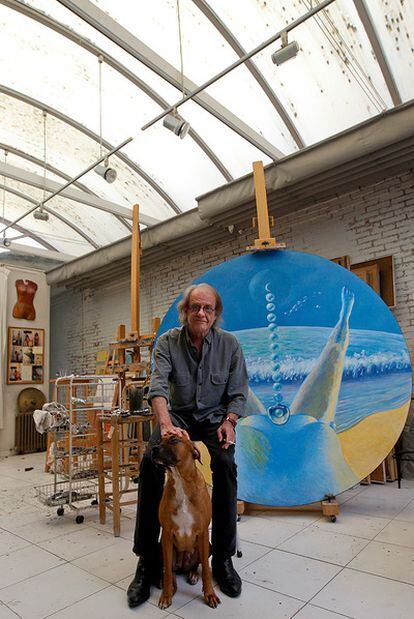 Luis Eduardo Aute comparte su estudio de pintura con su hijo pequeño y <i>Duna,</i> su perra, a la que todos miman.