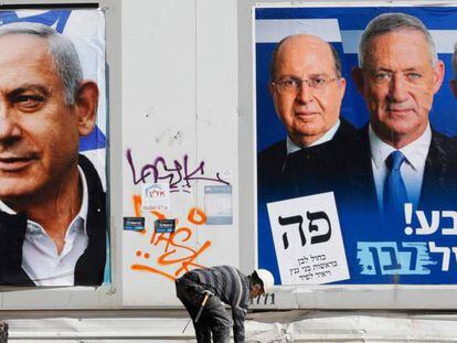 Carteles electorales de Likud (izquierda) y de Azul y Blanco, en Tel Aviv.  
