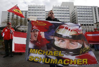Seguidores del expiloto alemán Michael Schumacher se reúnen delante del hospital francés de Grenoble