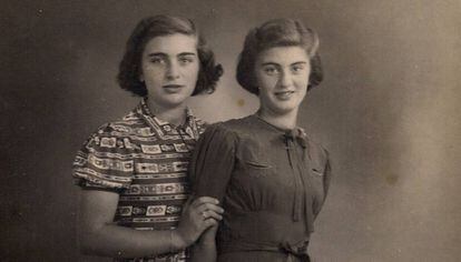 Carry Ulreich (a la derecha) junto a su hermana, Rachel, cuando eran adolescentes en 1939.