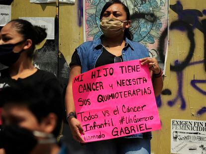 Una mujer sujeta una pancarta en protesta por el desabastecimiento de medicamentos oncológicos el pasado 27 de mayo en Ciudad de México.