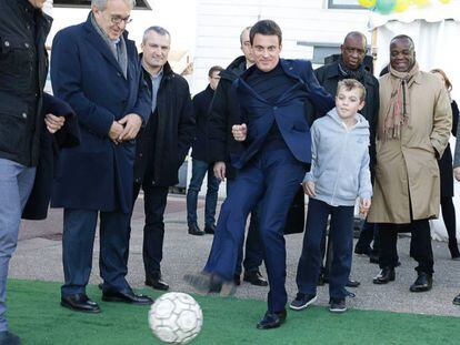 Valls, durante una visita a Évry en diciembre de 2016, cuando era primer ministro de Francia.