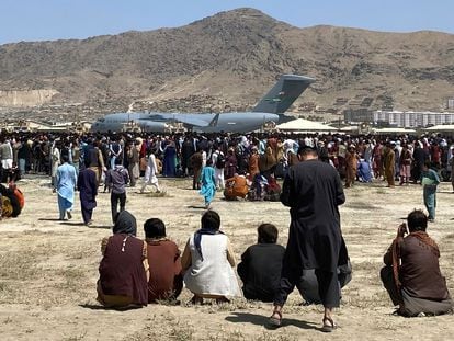 Cientos de afganos rodeaban este lunes un avión militar de transporte de EEUU en el aeropuerto de Kabul.