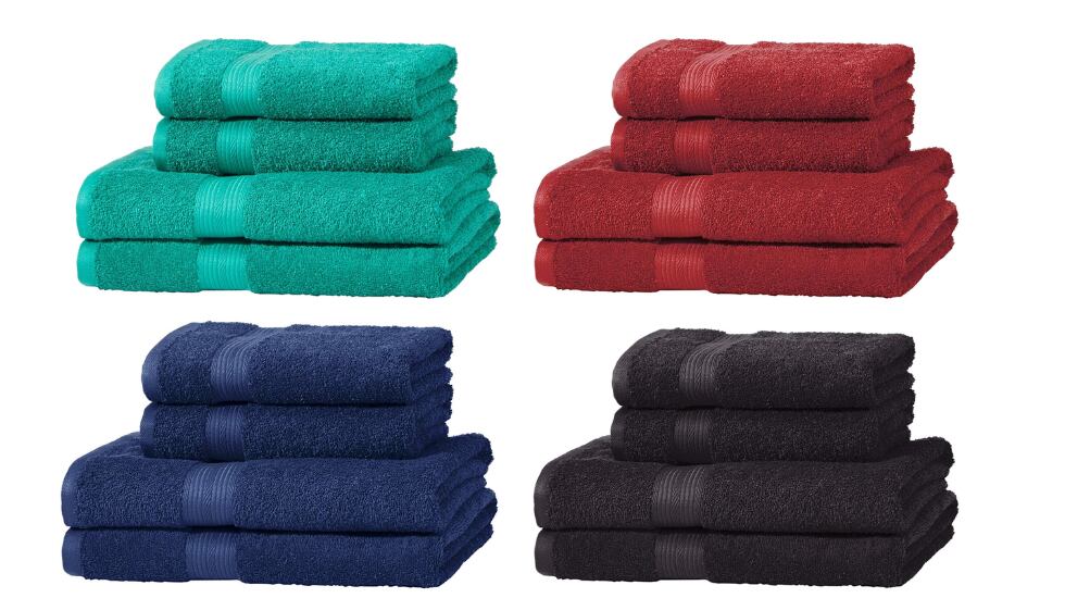 Juegos de toallas de distintos colores.