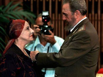 El presidente de Cuba, Fidel Castro, condecora a la bailarina Alicia Alonso en la ceremonia que se celebró en el Palacio de la Revolución en La Habana, en 1998