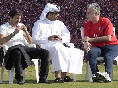 El dueño catarí del PSG, Nasser Al-Khelaifi , conversa con Ancelotti, a la derecha, y Leonardo. 