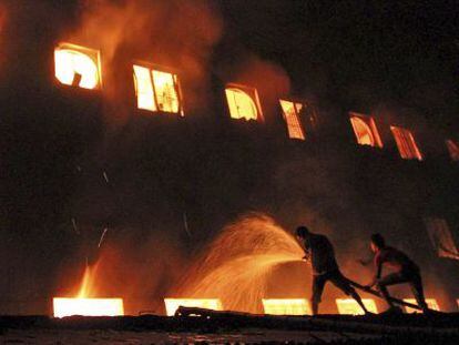 Los bomberos intentan sofocar el incendio en Dacca.