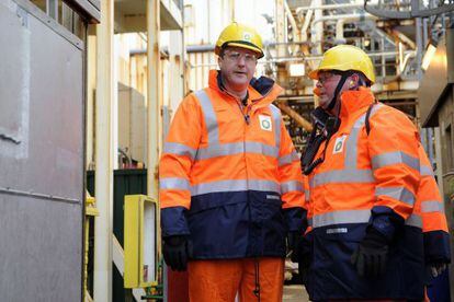El primer ministro brit&aacute;nico, David Cameron, visita  una plataforma petrol&iacute;fera en el mar del Norte, a unas 100 millas de la localidad escocesa de Aberdeen