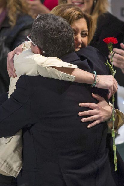 La presidenta de la Junta, Susana Díaz, que ha participado en un acto público del PSOE en Vélez-Málaga (Málaga), abraza al candidato a la alcaldía de la localidad malagueña, Antonio Moreno Ferrer.