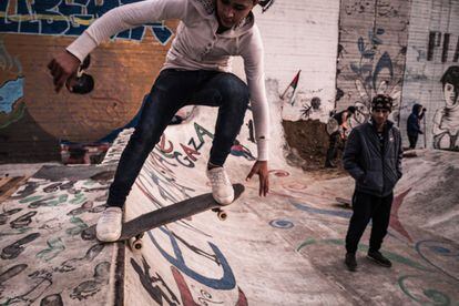 Muchos de estos jóvenes no tenían mucho que hacer antes de que se creara el 'skatepark' en el puerto de la ciudad de Gaza. Desde entonces, disponen de un lugar para reunirse, aunque a menudo los miembros de Hamás vienen a darles problemas.