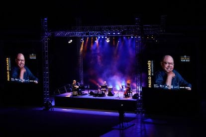 Cuban singer-songwriter Pablo Milanés accompanied by two musicians during his concert on June 21, 2022, in Havana.