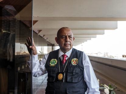 El coronel Víctor Revoredo, jefe de homicidios en Perú, retrataso en su despacho en el centro de Lima, en el mes de marzo de 2022.
