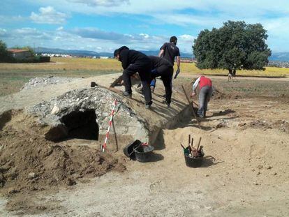 Arqueólogos del CSIC trabajan en la llanura de Brunete (Madrid), donde sucedió la refriega.