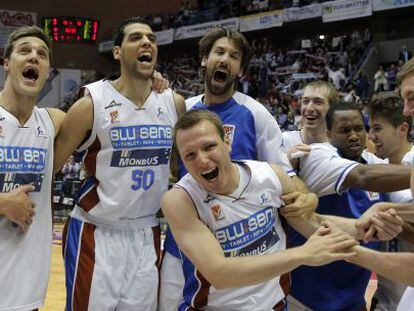 Los jugadores del Blusens Obradoiro celebran su pase a los play off tras ganar al Uxue Bilbao esta ma&ntilde;ana en Santiago.