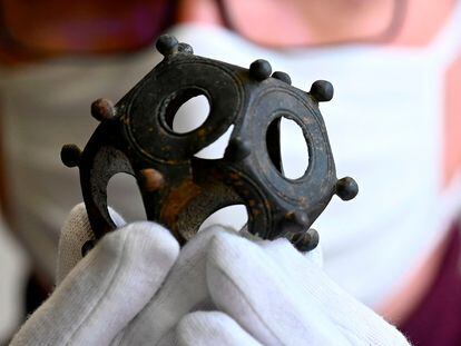 Un investigador francés sostiene en sus manos un dodecaedro romano encontrado en Metz, al este de Francia, en diciembre de 2020.
