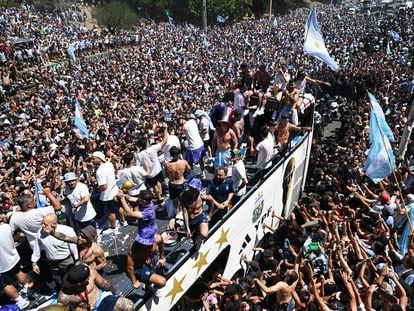 Los jugadores de la selección de Argentina recorren el centro de Buenos Aires tras ganar la Copa del Mundo, el 20 de diciembre de 2022.