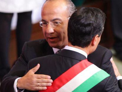 Calderón entrega la presidencia a Peña Nieto.