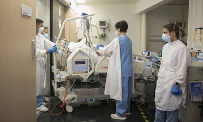 La intensivista Ana Zapatero (dreta) acompanya la pacient Raquel Txavarria a una sala de neuroangiografia a l'Hospital del Mar, el desembre passat.