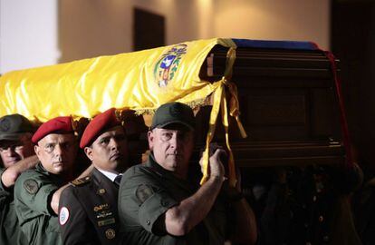 El ministro de Defensa, Diego Molero, encabezando la fila de oficiales que carga el ataúd del gobernante venezolano, Hugo Chávez, a su llegada a la Academia Militar de Caracas.