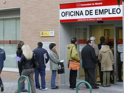 Un grupo de personas en una oficina de empleo en Madrid.