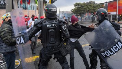 Enfrentamientos entre policías y manifestantes en Bogotá, el sábado.