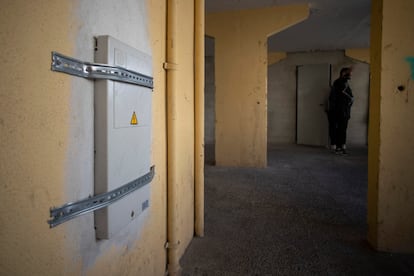 Un contador precintado por los vecinos en una de las zonas afectadas por cortes de luz continuos en las Tres Mil Viviendas.