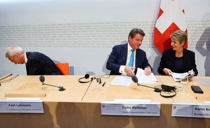El presidente de Credit Suisse, Axel Lehmann, junto con el de UBS, Colm Kelleher, y la ministra de Finanzas, Karin Keller, ayer en Berna.