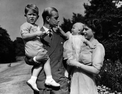 La princesa Isabel II de Inglaterra con su marido, el Príncipe Felipe, Duque de Edimburgo, y sus hijos, el Príncipe Carlos y la Princesa Ana, en la residencia de la pareja en Londres, Clarence House, en agosto de 1951.