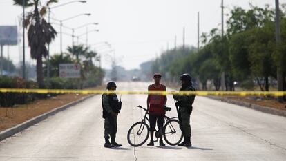 Dos soldados hablan con un hombre en una escena del crimen en la ciudad de Celaya, Guanajuato, el pasado 31 de marzo.