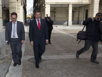 Los fiscales Juan Enrique Egocheaga a derecha y Manuel Fernández en los juzgados de Sevilla.