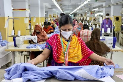 Una mujer trabaja en una fábrica de ropa en Dhaka, Bangladesh, en mayo de 2020.