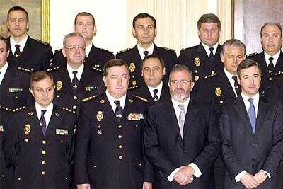 En primera fila, los mandos policiales Jesús de la Morena, Pedro Díaz Pintado, Agustín Díaz de Mera y el entonces ministro del Interior, Ángel Acebes. Detrás de él, Mariano Rayón, en una recepción con los Reyes en abril de 2004.