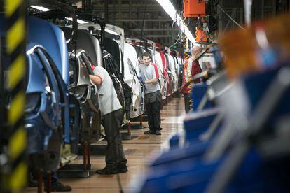 Operarios trabajan en la cadena de montaje de Seat en Barcelona