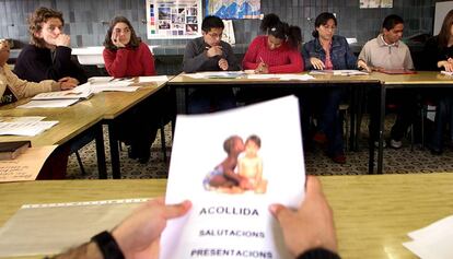 Cursos de català per a immigrants en una escola de Barcelona.