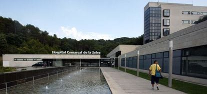 Acceso al hospital comarcal de la Selva, en Blanes.