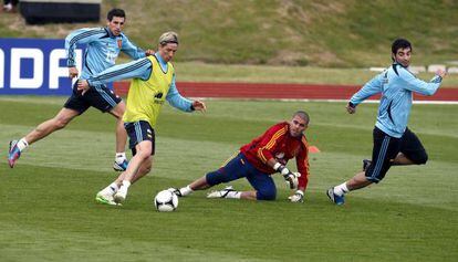 Javi Mart&iacute;nez, Fernando Torres, Victor Vald&eacute;s, y Ra&uacute;l Albiol, durante el entrenamiento.