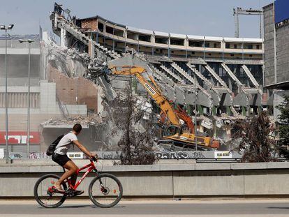 Obras de demolición del estadio Vicente Calderón, en una imagen tomada en julio.